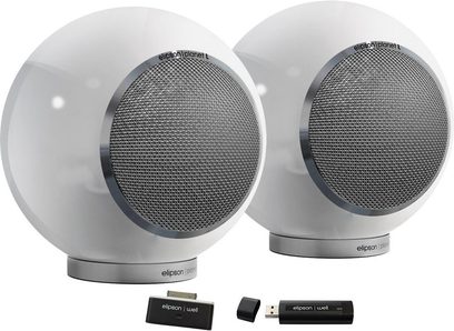 Dva bílé kulové reproduktory Elipson Planet L, pohled zepředu, s černými USB dálkovými ovladači