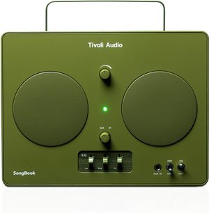 Cassa Bluetooth Tivoli SongBook verde, custodia in plastica, due griglie metalliche, pulsanti, cursori EQ, porte AUX, vista frontale