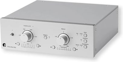 Phono předzesilovač Pro-Ject Phono Box RS2 stříbrný, obdélníkové šasi se dvěma velkými tlačítky v tříčtvrtečním pohledu