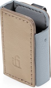 iFi Audio GO blu etui i beige og grå grynet læder, synlige stikninger, åben top, trekvartsvinkel visning