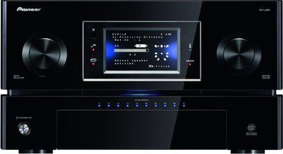 Pioneer SC-LX90 černý domácí kino zesilovač, pohled zepředu, modrý displej, stříbrná tlačítka a ovládací kolečka, 2 černé otočné knoflíky