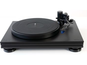 Hi-Fi-Plattenspieler Music Hall Stealth, schwarz gestreifter Plattenteller, Tonarm, schwarze Basis, Bedienelemente