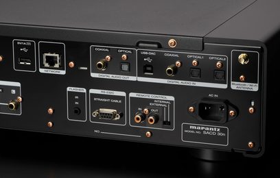 Marantz SACD 30n CD-spiller i sølv, gull og svart, bakside, digitale og analoge lydkontakter, Wi-Fi/Bluetooth-antenne
