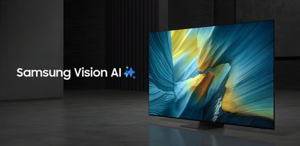 Televisore Samsung nero opaco con cornice ultrasottile in metallo e superficie in vetro, vista tre quarti da destra, posizionato su una base rettangolare nera