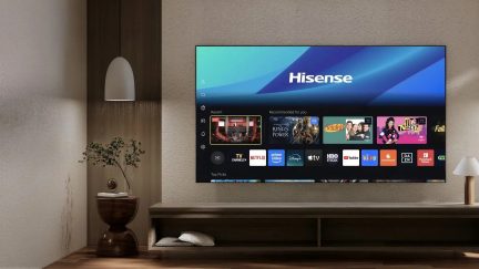 Nástěnný plochý televizor Hisense se zobrazeným rozhraním Smart TV v moderním obývacím pokoji