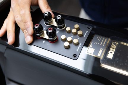 Zwarte hi-fi luidsprekeraansluitingen Canton Reference 3 met dubbele connectoren en goudkleurige stelknoppen