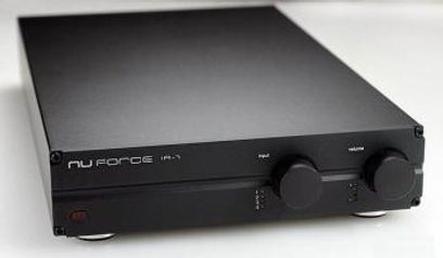 Nuforce IA-7 V3 sort hi-fi stereforstærker, frontvisning, frontpanel med knapper og stik, rektangulært metalkabinet