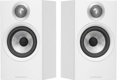 To hvide Bowers & Wilkins 607 bogreolhøjttalere set forfra med synlige mellemtone- og diskantenheder bag runde gitre