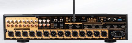 Bagside af 16-kanals hjemmebiograf-processor med HDMI-, XLR- og RCA-tilslutninger samt Wi-Fi-antenne