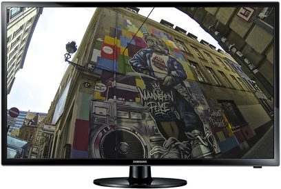 Samsung UE19F4000 tv der viser et farverigt vægmaleri af en mand i jakkesæt, set forfra