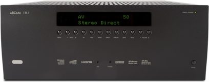 Sort front på en high-end Arcam FMJ AVR360 hjemmebiograf-forstærker med blåt display og sølvfarvede knapper