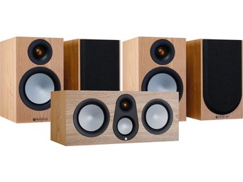 Lautsprecherpaket Monitor Audio Silver 50 7G Standlautsprecher in hellem Eschenholz, mit schwarzen Lautsprechern und Metallgittern, Vorderansicht