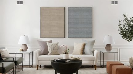 Salotto moderno con divano color crema due quadri da parete testurizzati beige e verde salvia lampade da tavolo abbinate