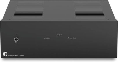 Externí napájecí zdroj Pro-Ject Power Box RS2 Phono černý, černá obdélníková skříňka při pohledu zepředu s mřížkami nahoře