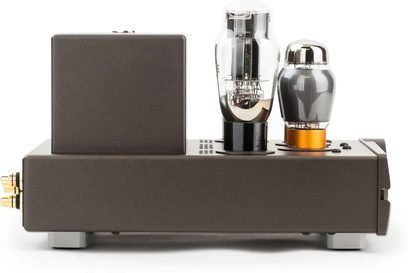 Feliks Audio Euforia Evo lampový high-fidelity sluchátkový předzesilovač, tmavá skříňka z bočního pohledu se dvěma viditelnými elektronkami