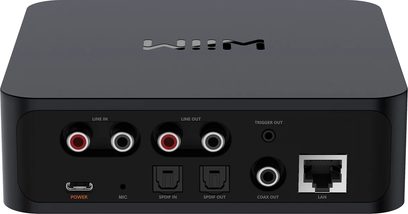 WiiM Pro+ hálózati audiólejárat fekete színben, előlről nézve, audió- és hálózati csatlakozókkal, vezérlőgombokkal és WiiM logóval