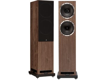 To Fyne Audio F502S gulvhøjttalere i valnød, set forfra, den ene med frontstof, den anden med to enheder, sorte sokler