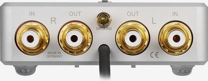 Preamplificatore fonico ClearAudio Smart Phono V2 nero, vista frontale, 4 connettori RCA placcati oro, 1 interruttore, case metallico