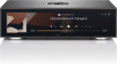 Síťový audio přehrávač Rose RS130 černý, pohled zepředu, barevný displej zobrazující informace o přehrávání, přední panel z kartáčovaného hliníku
