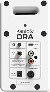 Witte mat kunststof Kanto ORA slimme luidspreker, achteraanzicht met geïntegreerd handvat, vier zwarte voetjes en aansluitpaneel met Bluetooth-knop, USB-C-poort, RCA-ingangen, subwoofer-uitgang, luidsprekeruitgang en voedingsaansluiting