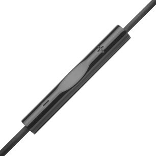 Černý kabel s konektory jack 3,5 mm na obou koncích, označení "+" na jedné straně, pohled shora na bílém pozadí