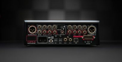 Cyrus Pre-XR stereoforforstærker, frontvisning, sort front med forgyldte stik, knapper og display