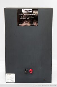 Rogers LS3/5A Monitor Højttaler sort, set forfra, med beskrivende etiket og stik på bagsiden
