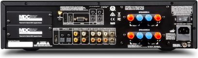 Wzmacniacz hi-fi stereo NAD C399 w kolorze czarnym, widok z przodu, widoczne złącza i elementy sterujące, zainstalowane 2 opcjonalne moduły MDC