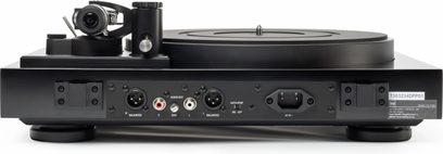 Svart Dual CS 718Q platespiller sett bakfra, med synlig tallerken, tonearm og audiotilkoblinger