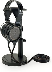 Fekete STAX SR-009D hi-fi fejhallgató nyitott házzal és kör alakú ráccsal, állványon bemutatva kábellel