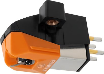 Cellule phono Audio Technica AT-VM95EN en plastique orange et noir, corps métallique argenté, pointe de lecture apparente et quatre broches arrière dorées, vue en perspective avant gauche