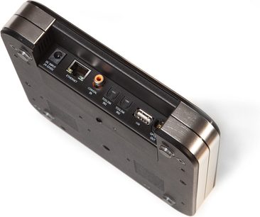 Integroitu stereo hi-fi -vahvistin Electrocompaniet RENA S2, ylhäältä katsottuna, näkyvät liitännät: Ethernet, koaksiaali, TOSLINK, USB, optinen