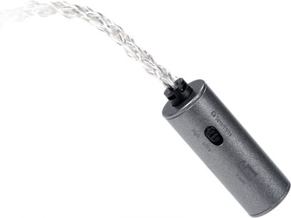 Kabel iFi Audio iEmatch 4.4, válcovité šedé kovové pouzdro s přepínačem, stříbrně pletený kabel, šikmý pohled