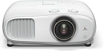 Epson EH-TW7100 -videoprojektori, valkoinen, etunäkymä, keskitetty linssi, sivuilla olevat tuuletusritilät, kaksi säätönuppia päällä