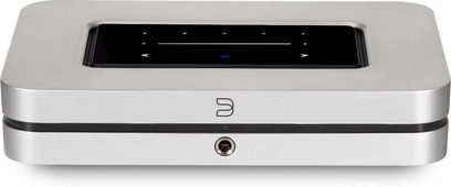 Sieciowy odtwarzacz audio BlueSound NODE X w kolorze srebrnym, prostokątna obudowa w kolorze srebrno-szarym i czarnym, kompaktowy, minimalistyczny i nowoczesny