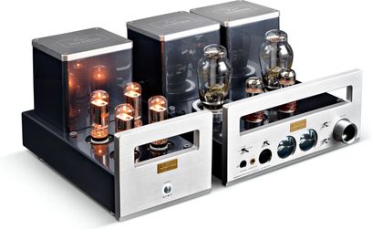 Preamplificador de auriculares de alta fidelidad Cayin HA-300MK2 plateado, vista en tres cuartos desde arriba, carcasa de aluminio cepillado de doble chasis con frontal calado, tomas para auriculares, botón de volumen y tubos de vacío luminosos a la vista