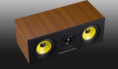 Centralny głośnik Davis Acoustics Centrale 3D w kolorze orzecha, 2 żółte głośniki, prostokątna drewniana obudowa, widok z przodu