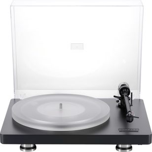 ClearAudio Compass siyah yüksek kaliteli vinil plak çalar, ön görünüm, siyah mat taban, şeffaf akrilik dairesel plak tablası, sağda siyah düz okuma kolu, kaldırılmış şeffaf toz kapağı