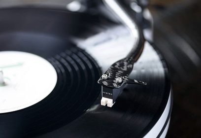 Sort Sumiko Rainier vinylpladecelle, nærbillede forfra på vinylplade, aluminiumstonearmen