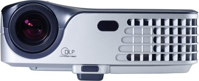Optoma EP729 grå og sort videoprojektor, set forfra, linse til venstre, ventilationsgitter og knapper til højre