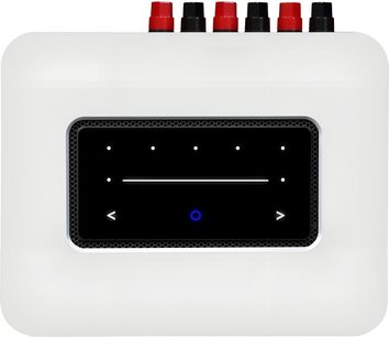 Integrovaný stereo hi-fi zesilovač BlueSound Powernode 2025 (N331) v bílé barvě, matný bílý kryt s centrálním černým dotykovým panelem s podsvícením a viditelnými červenými a černými svorkami pro reproduktory na zadním okraji, pohled shora