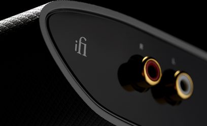 Juodas iFi Zen Air Dac garso keitiklis, artimas šono vaizdas su iFi logotipu ir dviem auksinėmis garso išvestimis