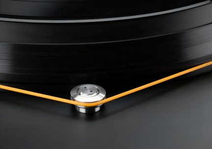Platine vinyle à courroie noire, gros plan sur courroie orange tendue autour d’une poulie en métal