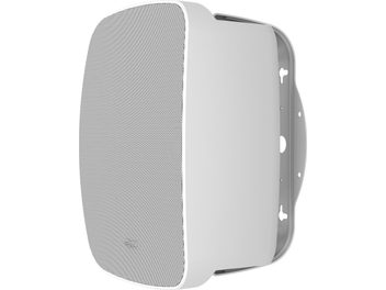 Zunanja zvočna enota Klipsch PSM-450-T bele barve s sprednjo mrežico in stenskim nosilcem, pogled iz treh četrtin