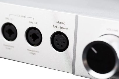 Nærbillede af den sølvfarvede aluminiumsfront på Cayin IHA-6 high-end hovedtelefonforforstærker, med sorte XLR-hovedtelefonudgange med tre og fire ben samt stor volumenkontrol til højre