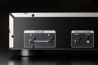 Denon DCD-900NE hopeinen CD-soitin, etunäkymä, kaksi analogista ääniliitäntää sekä koaksiaalinen ja optinen digitaalinen ääniliitäntä