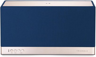 Enceinte connectée Triangle AIO 3 bleu, vue de face, grille en tissu, bande inférieure en métal clair avec boutons et témoin