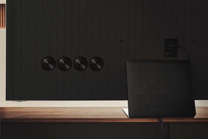 Samsung QE75QN95B 2022 sort TV, frontvisning, stående på træmøbel, 4 runde knapper på højre side