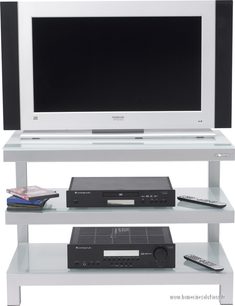 Hvidt TV-møbel med 2 niveauer i glas med DVD-afspiller, forstærker og Thomson Intuiva HD fladskærm placeret ovenpå