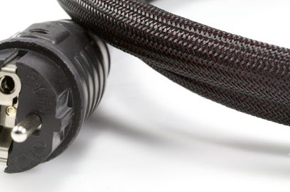 MPC Audio Power MK3 netledning med sort flettet kappe og IEC-stik, set fra siden i nærbillede